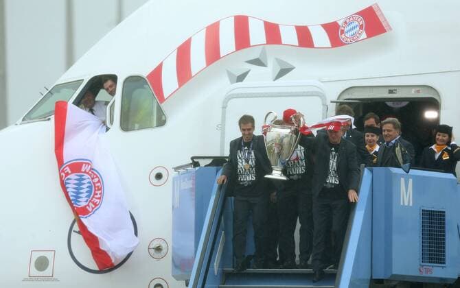 26.05.2013, Fussball Ankunft des UEFA Champions League Sieger 2013 FC Bayern München am Flughafen München. vorn v.l. Thomas Müller (Bayern München) und Trainer Jupp Heynckes (Bayern München) mit Pokal steigen aus