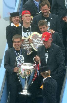 26.05.2013, Fussball Ankunft des UEFA Champions League Sieger 2013 FC Bayern München am Flughafen München. vorn v.l. Thomas Müller (Bayern München) und Trainer Jupp Heynckes (Bayern München) mit Pokal steigen aus , dahinter v.l. Bastian Schweinsteiger (Bayern München) und Thomas Müller (Bayern München)