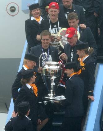 26.05.2013, Fussball Ankunft des UEFA Champions League Sieger 2013 FC Bayern München am Flughafen München. vorn v.l. Thomas Müller (Bayern München) und Trainer Jupp Heynckes (Bayern München) mit Pokal steigen aus , dahinter v.l. Bastian Schweinsteiger (Bayern München) und Thomas Müller (Bayern München)