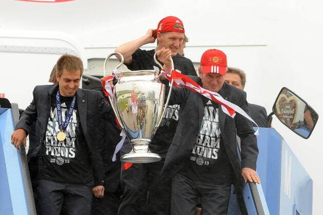 Die Mannschaft des FC Bayern München bei der Ankunft am Flughafen München. Im Bild Philipp LAHM (FC Bayern München) und Trainer Jupp HEYNCKES (FC Bayern München) EP_WSE