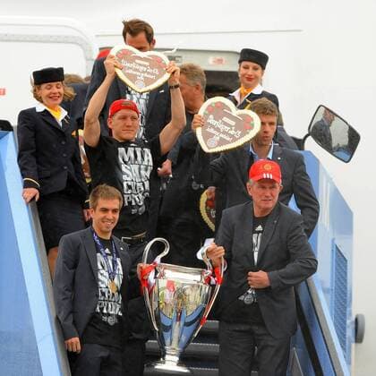 Die Mannschaft des FC Bayern München bei der Ankunft am Flughafen München. Vorne Philipp LAHM (FC Bayern München), daneben Trainer Jupp HEYNCKES (FC Bayern München), hinten Bastian SCHWEINSTEIGER (FC Bayern München) EP_WSE
