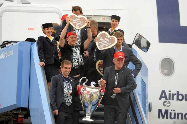 Die Mannschaft des FC Bayern München bei der Ankunft am Flughafen München. Vorne Philipp LAHM (FC Bayern München), daneben Trainer Jupp HEYNCKES (FC Bayern München), hinten Bastian SCHWEINSTEIGER (FC Bayern München) EP_WSE