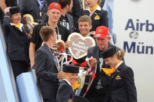 Die Mannschaft des FC Bayern München bei der Ankunft am Flughafen München. Thomas Müller (FC Bayern München) mit einem Lebkuchenherz EP_WSE