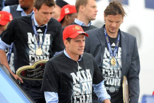 Die Mannschaft des FC Bayern München bei der Ankunft am Flughafen München. Im Bild Mario GOMEZ (FC Bayern München), daneben Daniel VAN BUYTEN (FC Bayern München) und hinten Mario MANDZUKIC (FC Bayern München) EP_WSE