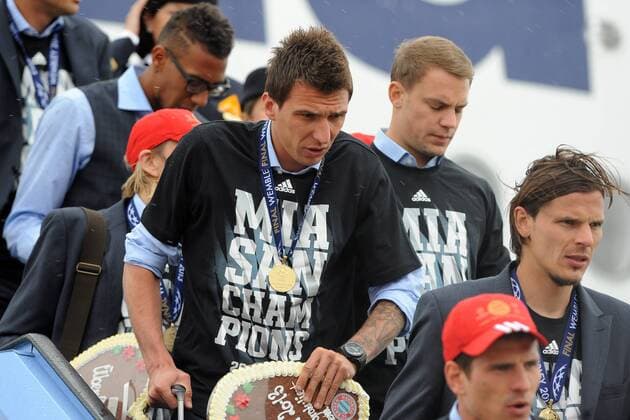 Die Mannschaft des FC Bayern München bei der Ankunft am Flughafen München. Im Bild Mario MANDZUKIC (FC Bayern München) EP_WSE