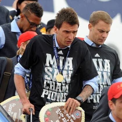 Die Mannschaft des FC Bayern München bei der Ankunft am Flughafen München. Im Bild Mario MANDZUKIC (FC Bayern München) EP_WSE