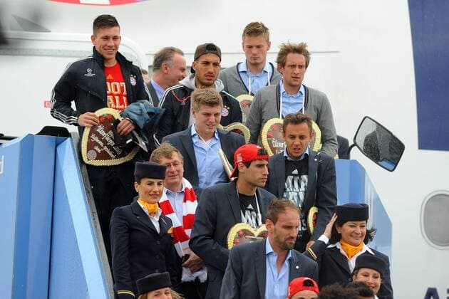 Die Mannschaft des FC Bayern München bei der Ankunft am Flughafen München. Im Bild die uebernaechtigte Mannschaft. EP_WSE