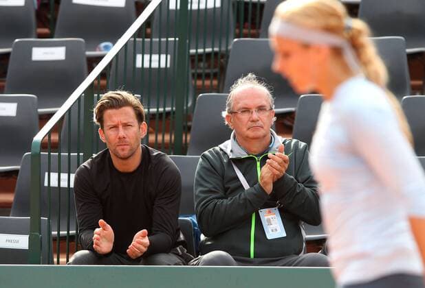 French Open 2013, Roland Garros,Paris,ITF Grand Slam Tennis Tournament,Trainer Wim Fissette und Dr.Richard Lisicki applaudieren in der Spieler Loge, unscharf im Vordergrund Sabine Lisicki (GER),Halbkörper,Querformat,