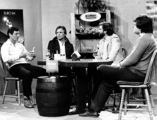 Trainer Lothar Buchmann (Kickers Offenbach, li.) und Karl Heinz Charly Körbel (Eintracht Frankfurt) zu Gast beim Kicker Stammtisch mit Moderator Werner Johannes Müller und Journalist Oskar Schmidt (FAZ)