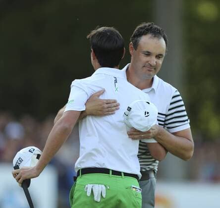 26.05.2013 Wentworth, Virginia Water, England. Simon Khan (ENG) congratualtes Matteo Manassero (ITA) the winner of the 2013 BMW PGA Golf Herren Championship from Wentworth Golf Club. xDavidxLloydx  ActionPlus19287