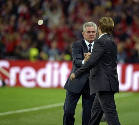 25.05.2013, Fussball Champions League Finale: Borussia Dortmund - FC Bayern München, im Wembley-Stadion London (England). Siegerehrung und Siegesfeier nach dem Spiel. v.l. Trainer Jupp Heynckes (Bayern München) spendet Trainer Jürgen Klopp (Dortmund) Trost.