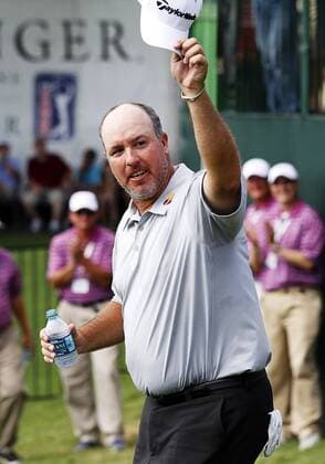 26 MAY 2013: Boo Weekley tips his hat to the crowd after winning during the final round of the Crowne Plaza Invitational at Colonial played in Fort Worth, TX. GOLF: MAY 26 PGA Golf Herren - Crowne Plaza Invitational at Colonial - Final Round Icon16220 EDITORIAL USE ONLY