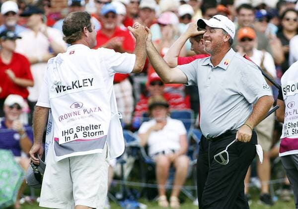 26 MAY 2013: Boo Weekley high fives his caddie after winning during the final round of the Crowne Plaza Invitational at Colonial played in Fort Worth, TX. GOLF: MAY 26 PGA Golf Herren - Crowne Plaza Invitational at Colonial - Final Round Icon16226 EDITORIAL USE ONLY