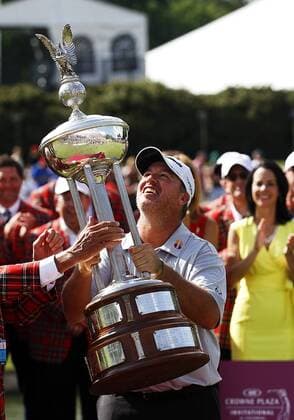 26 MAY 2013: Boo Weekley with trophy during the final round of the Crowne Plaza Invitational at Colonial played in Fort Worth, TX. GOLF: MAY 26 PGA Golf Herren - Crowne Plaza Invitational at Colonial - Final Round Icon16229 EDITORIAL USE ONLY