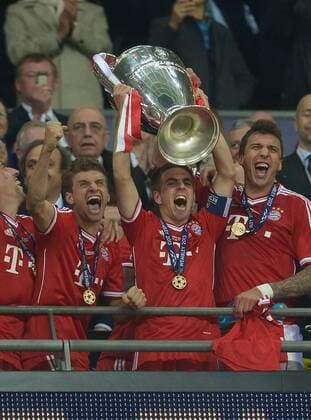 FUSSBALL CHAMPIONS LEAGUE FINALE SAISON 2012 2013 25.05.2013 Borussia Dortmund - FC Bayern München JUBEL CHL Sieger FC Bayern München; Thomas Mueller, Philipp Lahm mit Pokal und Mario Mandzukic (v.li.) 
