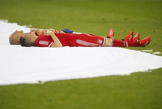 Fußball, FC Bayern München, Champions League Sieger 2013 Fussball, Football, UEFA Champions League , Finale, am 25.05.2013 in Wembley Stadium in London Großbritannien, Borussia Dortmund -FC Bayern München 1-2 Arjen ROBBEN (FCB) li.- und Bastian SCHWEINSTEIGER (FCB) re.- geben sich ihren Träumen hin Foto : Norbert Schmidt