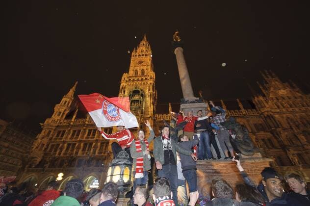 FC Bayern Fans klettern auf die Mariensäule am Marienplatz vor dem Rathaus - Champions League Finale FC Bayern München gegen Borussia Dortmund, München 25.05.2013