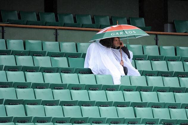 28.05.2013 Paris, France. Hardy fans do not want to leave their seats despite the rain at the French Open from Roland Garros. xDavidxEmmx  ActionPlus11412332