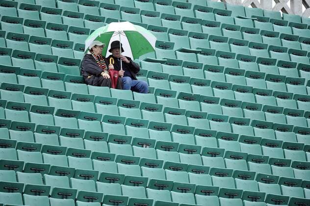 28.05.2013 Paris, France. Hardy fans do not want to leave their seats despite the rain at the French Open from Roland Garros. xDavidxEmmx  ActionPlus11412335