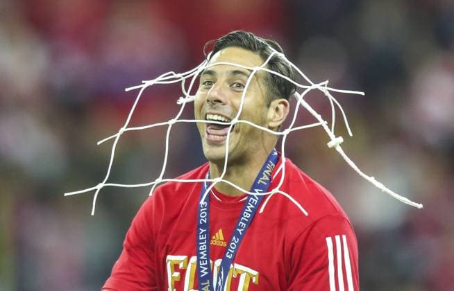 Claudio PIZARRO FCB Nr.14 Jubel durchs Tornetz, witzig, kurios, aussergewoehnlich, unnormal, spass, spassig, joke, satire FC BAYERN MUENCHEN - BORUSSIA DORTMUND (2 -1 ) Fussball UEFA Champions League, Finale, im Wembley Stadion London am 25.05.2013 CL Saison 2012 2013, FCB, München, BVB