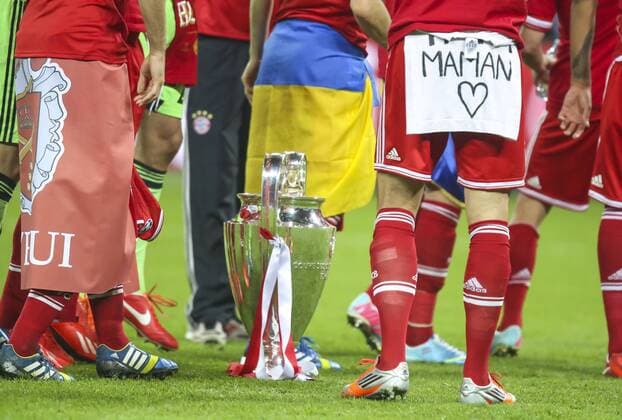 Champions League Pokal, Trophaee, Trophy,, Mario MANDZUKIC, FCB Nr.9 FC BAYERN MUENCHEN - BORUSSIA DORTMUND (2 -1 ) Fussball UEFA Champions League, Finale, im Wembley Stadion London am 25.05.2013 CL Saison 2012 2013, FCB, München, BVB