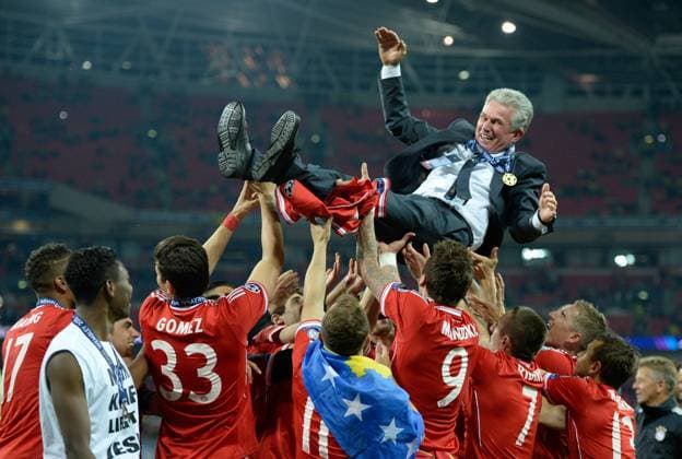 Fußball, FC Bayern München, Champions League Sieger 2013 Die Spieler werden Trainer Jupp Heynckes in die Luft. Jubel, Freude, Emotionen, feiern, lachen, jubelt, freuen, FC BAYERN MUENCHEN - BORUSSIA DORTMUND (2-1) Fussball UEFA Champions League, Finale, im Wembley Stadion London am 25.05.2013 CL Saison 2012 2013, FCB, München, BVB