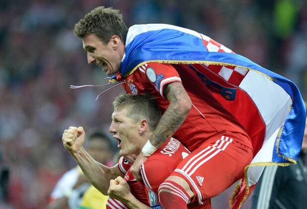 Bastian Schweinsteiger und Mario Mandzukic feiern nach dem Schlusspiff. Jubel, Freude, Emotionen, feiern, lachen, jubelt, freuen, reisst die Arme hoch, faust FC BAYERN MUENCHEN - BORUSSIA DORTMUND (2-1) Fussball UEFA Champions League, Finale, im Wembley Stadion London am 25.05.2013 CL Saison 2012 2013, FCB, München, BVB