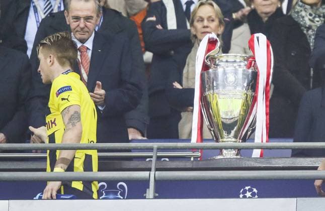 Marco REUS, Nr.11 BVB und Jacques Rogge Emotionen, enttäuscht, Enttäuschung, Frust, frustriert, Trauer ,traurig, verzweifelt, Verzweiflung Champions League Pokal, Trophaee, Trophy, FC BAYERN MUENCHEN - BORUSSIA DORTMUND (2 -1 )Fussball UEFA Champions League, Finale, im Wembley Stadion London am 25.05.2013CL Saison 2012 2013, FCB, München, BVB