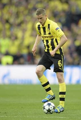Dortmunds Sven Bender spielt den Ball. Aktion, Einzelbild, FC BAYERN MUENCHEN - BORUSSIA DORTMUND (2-1) Fussball UEFA Champions League, Finale, im Wembley Stadion London am 25.05.2013 CL Saison 2012 2013, FCB, München, BVB