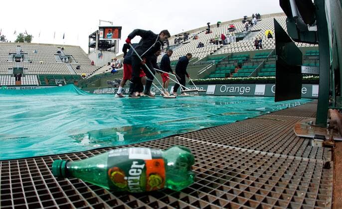 TENNIS - ATP, French Open 2013 PARIS,FRANKREICH,28.MAI.13 - TENNIS - ATP Tennis Herren World Tour, Grand Slam, Roland Garros, French Open. Bild zeigt Arbeiter. Keywords: Regen, Abdeckung. 