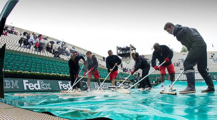 TENNIS - ATP, French Open 2013 PARIS,FRANKREICH,28.MAI.13 - TENNIS - ATP Tennis Herren World Tour, Grand Slam, Roland Garros, French Open. Bild zeigt Arbeiter. Keywords: Regen, Abdeckung. 