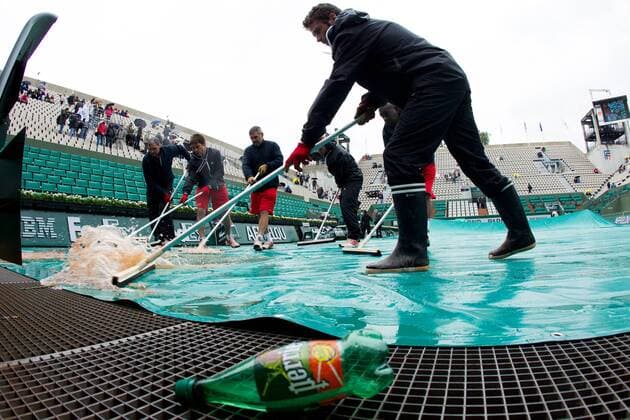 TENNIS - ATP, French Open 2013 PARIS,FRANKREICH,28.MAI.13 - TENNIS - ATP Tennis Herren World Tour, Grand Slam, Roland Garros, French Open. Bild zeigt Arbeiter. Keywords: Regen, Abdeckung. 