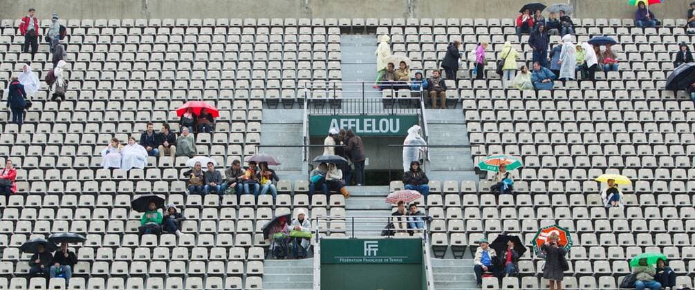 TENNIS - ATP, French Open 2013 PARIS,FRANKREICH,28.MAI.13 - TENNIS - ATP Tennis Herren World Tour, Grand Slam, Roland Garros, French Open. Bild zeigt Zuschauer auf der Tribüne. Keywords: Regen, Regenschirm. 