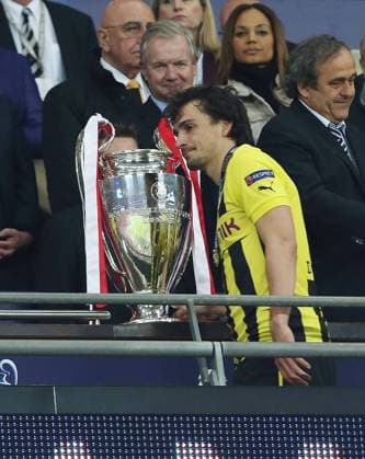 Bayern München gewinnt die Champions League 2013 . Mats Hummels (BVB) geht enttäuscht am Champions League Pokal vorbei .re. Michel Platini Borussia Dortmund--FC Bayern München . London, ENG, 25.05.2013 , Finale, Fussball-Champions League 2013 .