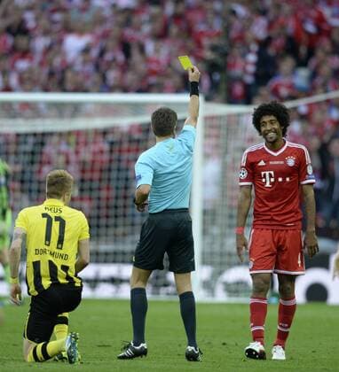 25.05.2013, Fussball Champions League Finale: Borussia Dortmund - FC Bayern München, im Wembley-Stadion London (England). Schiedsrichter Nicola Rizzoli (ITA) zeigt Dante (re, Bayern München) die gelbe Karte. li: Marco Reus (Dortmund).