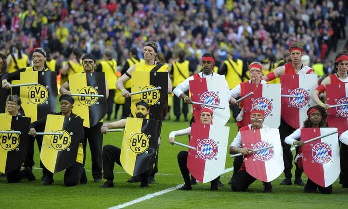 25.05.2013, Fussball Champions League Finale: BVB Borussia Dortmund - FC Bayern München, im Wembley-Stadion London (England). Choreografie mit Römischen Kriegern in den Vereinsfarben der Mannschaften vor dem Spiel.