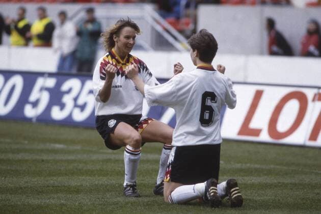 Maren Meinert, rechts, Deutschland, jubelt nach ihrem Tor zum 1:1, mit Martina VOSS, Torjubel, Jubel, Finale Endspiel BR Deutschland BRD - Schweden GER - SWE 3:2, Frauen Fussball EM Europameisterschaft 1995, 23.06.1995.