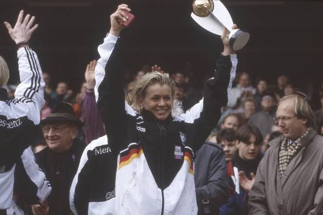 Silvia NEID, Deutschland, jubelt mit dem EM-Pokal, Schlussjubel, Siegerehrung, Finale Endspiel BR Deutschland BRD - Schweden GER - SWE 3:2, Frauen Fussball EM Europameisterschaft 1995, 23.06.1995.