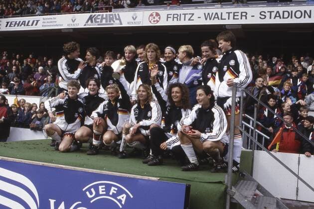 Die deutschen Spielerinnen jubeln mit dem EM-Pokal, Jubel, mit (ohne Reihenfolge): Manuela Goller, Ursula Lohn, Anouschka Bernhard, Birgit Austermuehl Austermühl, Heidi Mohr, Maren Meinert, Bettina Wiegmann, Silvia Neid, Martina Voss-Tecklenburg, Dagmar Pohlmann, Patricia Brocker (geb. Grigoli), Birgit Prinz, Pia Wunderlich, Finale Endspiel BR Deutschland BRD - Schweden GER - SWE 3:2, Frauen Fussball EM Europameisterschaft 1995, 23.06.1995.