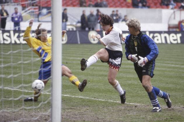 Birgit PRINZ, Mitte, Deutschland, erzielt das Tor zum 2:1, Aktion, Torschuss, Finale Endspiel BR Deutschland BRD - Schweden GER - SWE 3:2, Frauen Fussball EM Europameisterschaft 1995, 23.06.1995.
