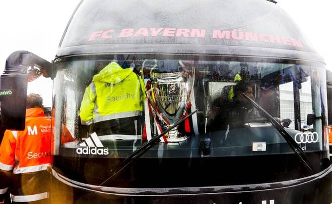 Mannschaftsbus FC Bayern München mit CL-Pokal an der Windschutzscheibe, und Security, beim Empfang der Mannschaft bei der Ankunft mit dem Lufthansa Airbus A-380 am Franz-Josef-Strauss Flughafen München 26.05.2013 FC BAYERN MÜNCHEN - BVB BORUSSIA DORTMUND (2 -1 ) Fussball UEFA Champions League, Finale, im Wembley Stadion London am 25.05.2013