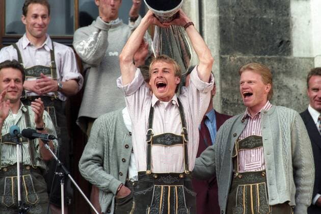Fußball, FC Bayern München, UEFA-Pokal Sieger 1996 Der FC Bayern München ist UEFA Cup Sieger 1996 - Jürgen Klinsmann präsentiert die Trophäe neben Oliver Kahn