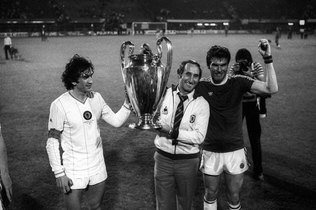 Fußball, Trainerhistorie, Aston Villa Trainer Tony Barton (Mitte), Peter Withe (re.) und Dennis Mortimer (beide Aston Villa) sind Europapokalsieger der Landesmeister