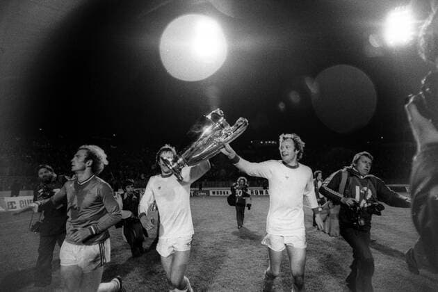 Johnny Hansen (re.), Udo Horsmann (Mitte) und Uli Hoeneß (alle FC Bayern München) präsentieren den Europapokal der Landesmeister