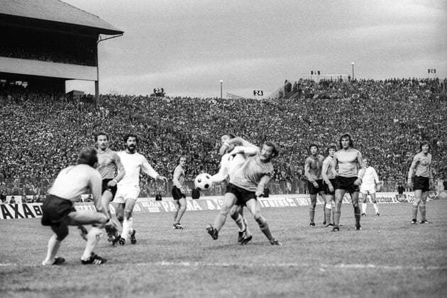 FC Bayern München - AS St. Etienne 1:0 - Patrick Revelli (St. Etienne, re.) gegen Jupp Kapellmann und Gerd Müller (beide Bayern)