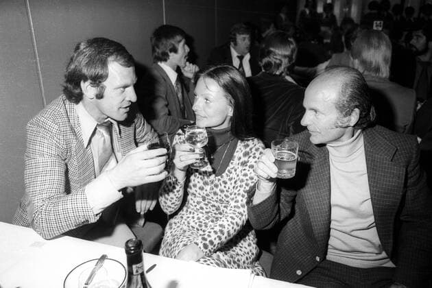 Der FC Bayern München gewinnt den Europapokal der Landesmeister 1976 - Franz Roth und Ehefrau Inka nebst Trainer Dettmar Cramer