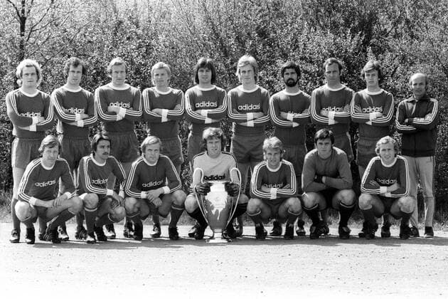 Der FC Bayern München ist Europapokalsieger der Landesmeister, hi.v.li.: Uli Hoeneß, Franz Beckenbauer, Hans Georg Schwarzenbeck, Bernd Förster, Josef Weiß, Karl Heinz Rummenigge, Gerd Müller, Franz Roth, Klaus Wunder, Trainer Dettmar Cramer; vorn: Conny Torstensson, Jupp Kapellmann, Björn Andersson, Torwart Sepp Maier, Rainer Zobel, Torwart Hugo Robl und Bernd Dürnberger