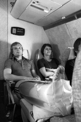 Der FC Bayern München gewinnt den Europapokal der Landesmeister 1975 - Björn Andersson reist verletzt zurück nach München, daneben seine Frau
