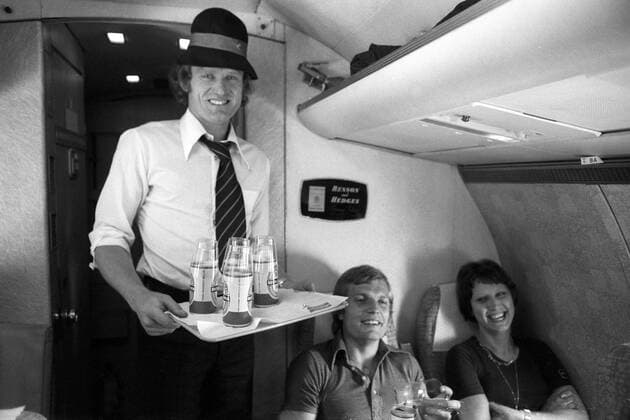 Der FC Bayern München gewinnt den Europapokal der Landesmeister 1975 - Torwart Sepp Maier unterhält die Passagiere und serviert Becks Bier, daneben Björn Andersson und Frau