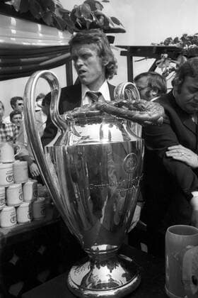 Der FC Bayern München gewinnt den Europapokal der Landesmeister 1975 - Torwart Sepp Maier präsentiert die Trophäe